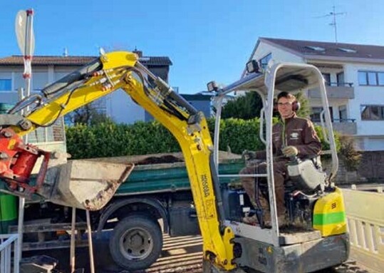 Der Umgang mit Maschinen und das Vermitteln zugehrigen Wissens, zum Beispiel zum 
Arbeitsschutz, gehren schon frhzeitig zur Ausbildung dazu.  