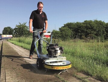 Die handgefhrte Wildkrautbrste WKB 660 Honda von
Westermann sorgt fr eine grndliche, chemiefreie Wildkrautentfernung auf
befestigten Untergrnden.