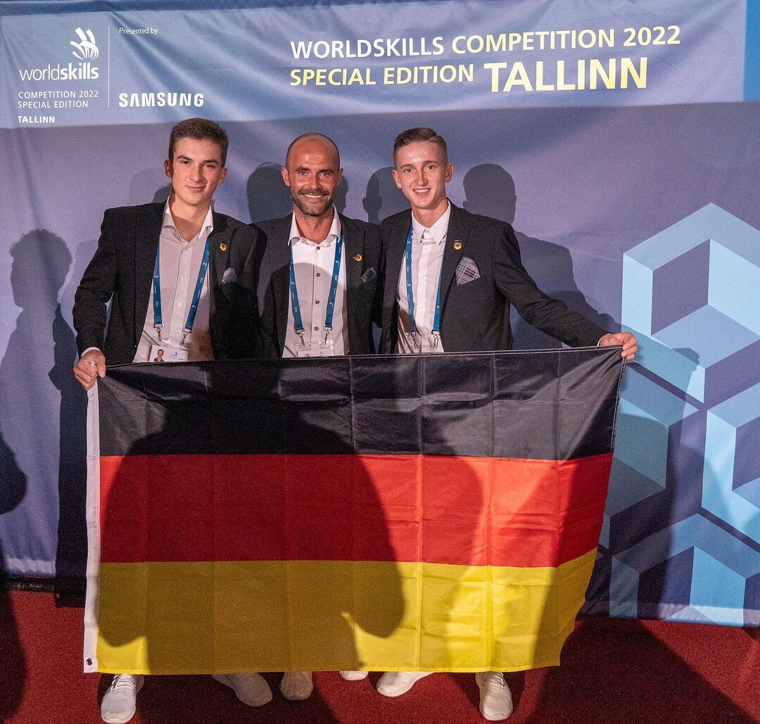 Die Sachsen Erik Stanke (l.) und Phil-Elias Kornmacher (hier mit Coach Johannes Gaugel, m.) gehen fr Deutschland an den Start.