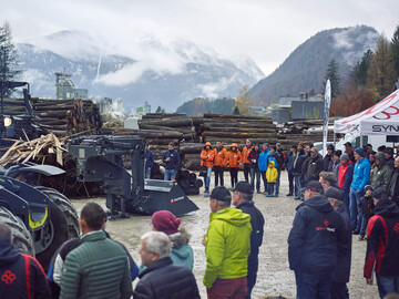 Syn Trac ST420 und ST Frontlader beim Andocken
