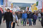 Die über 36.000 Besucher waren dagegen in Schlenderlaune - ganze Familien und Mitarbeiterschaften nutzten die Messe auf dem Flugplatzgelände in Hörselberg bei Eisenach, um sich umzusehen.