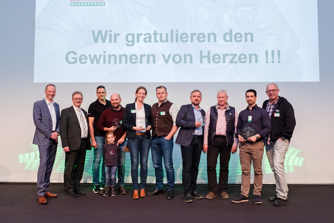V. l.: Alfred Rombeck (Leiter SPS GaLaBau Fachhandel hagebau), Prof. Gerd Helget (Hochschule Geisenheim), Oliver Bachmeier (Danhauser Bauzentrum), Stefan Kraus (Kraus Garten- und Landschaftsbau aus Ihrlerstein, 3. Platz), Elisabeth und Florian Vierthaler (Florian Vierthaler GaLaBau aus Thalhausen, 2. Platz), Dieter Vogel (Gartengestaltung und Freianlagenservice D. Vogel, Gewinner Publikumspreis), Michael Samek (ProBau Kugel), Davit Arican (A & S GrünBau aus Moers, 1. Platz), Hans Sandmeier (Josef Fahr GmbH & Co. KG)
