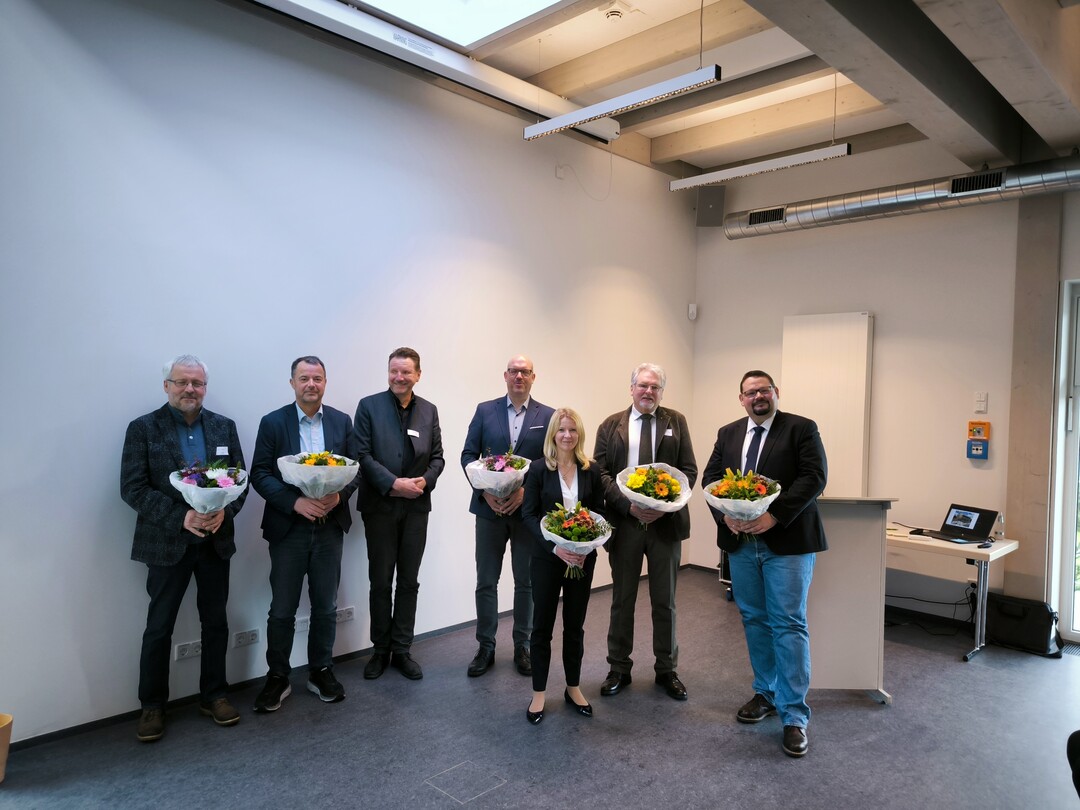 Freuten sich gemeinsam ber das neue Gebude: Thomas Brcker (Vizeprsident, Gartenbauverband Berlin-Brandenburg), Jrgen Schrabbe (Stellvertretender Vorsitzender FGL BB), Holger
Schulz (Geschftsfhrender Leiter der LVGA), Michael Mller (Architekt),
Manuela Heise (Bereichsleiterin Infrastrukturfrderung bei Investitionsbank Brandenburg), Georg Firsching (Vorstandsvorsitzender der LVGA),
Dr. Martin Kruse (Ministerium fr Landwirtschaft, Umwelt und Klimaschutz (MLUK), v.l.