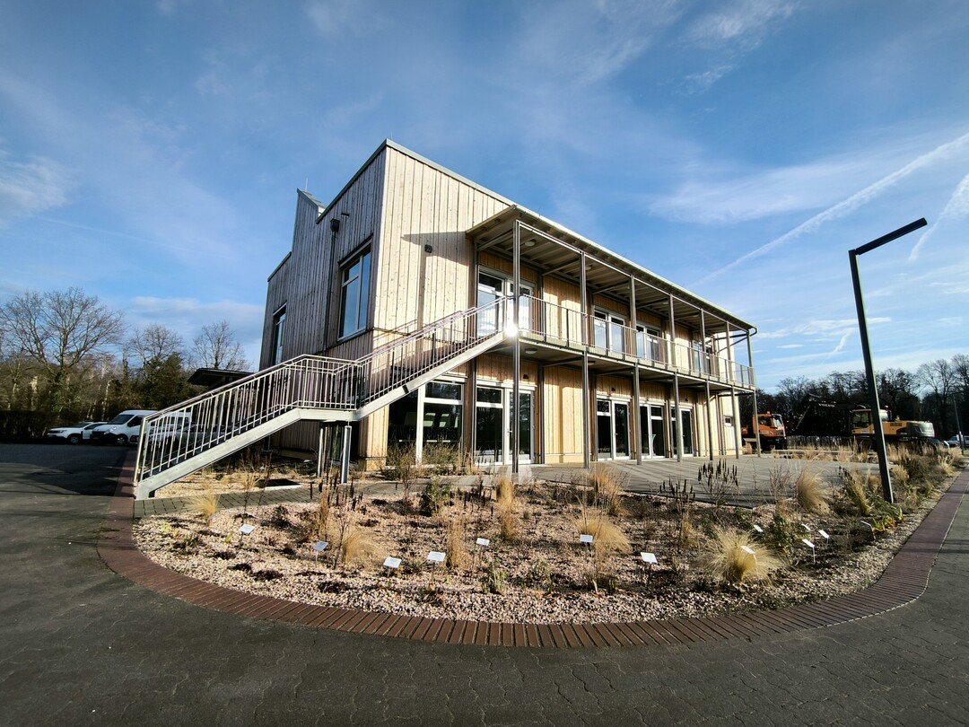 Das neue Gebäude der LVGA in Großbeeren ist nach Kriterien der Nachhaltigkeit konzipiert.