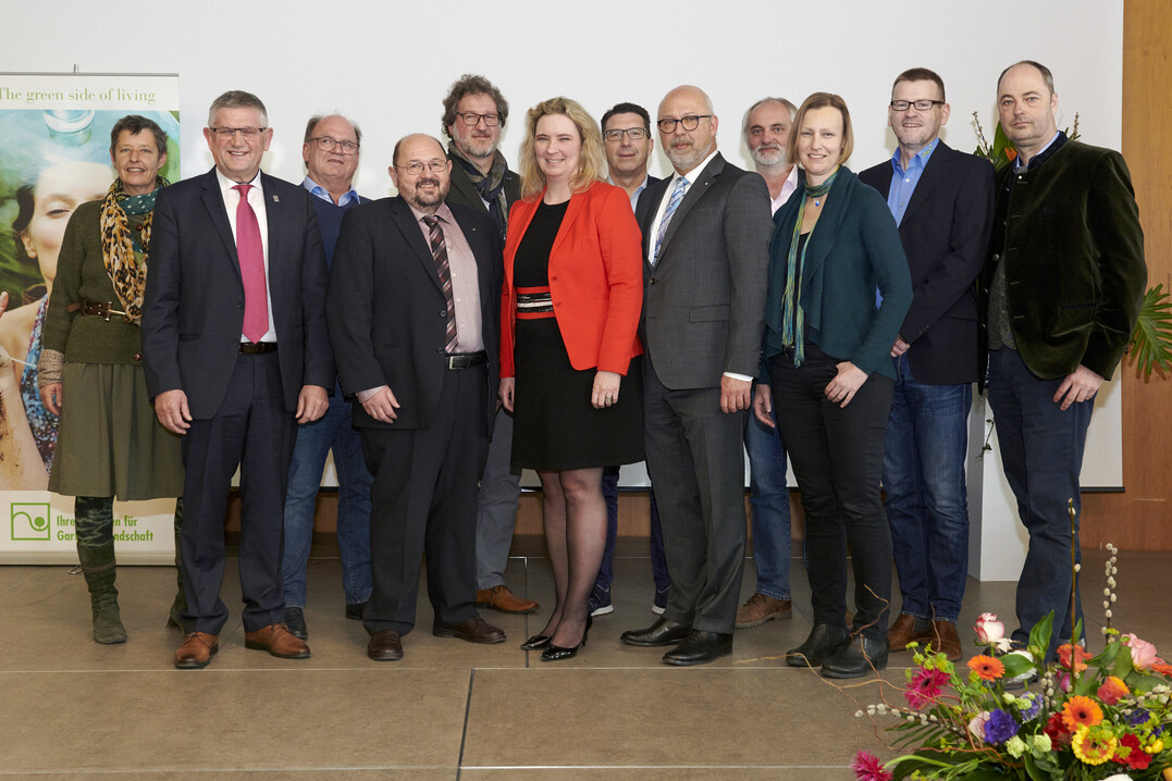 Kerstin Schreyer (Mitte), Bayerische Staatsministerin fr Wohnen, Bau und Verkehr, zusammen mit dem Prsidium des VGL Bayern und Prsidiumsmitgliedern des Bundesverbandes (BGL), v.l.: Pia Prger, Prsidiumsmitglied VGL Bayern, Paul Saum, BGL-Vizeprsident, Joachim Eichner, BGL-Vizeprsident, Gerhard Zh, Prsident VGL Bayern, Markus Hgl, kooptiertes Prsidiumsmitglied VGL Bayern, Josef Bullinger, Prsidiumsmitglied VGL Bayern, Prof. Rudolf Walter Klingshirn, Verbandsdirektor VGL Bayern, Dietmar Lindner, Vizeprsident VGL Bayern, Hanka Dolze, Prsidiumsmitglied VGL Bayern, Christoph Dahners, kooptiertes Prsidiumsmitglied VGL Bayern, und Karl Artinger, Vizeprsident und Schatzmeister VGL Bayern