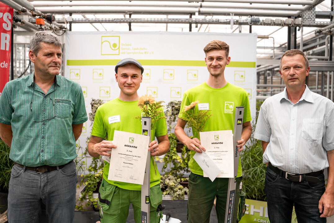 Auf den dritten Platz kamen Pascal Dhler (l.) und  Lukas Demskevon der Rostocker Garten- und Landschaftsbau GmbH.