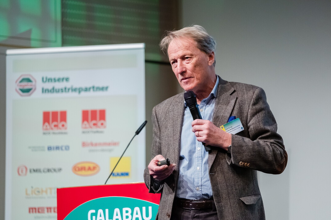 Prof. Dr.-Ing. F. Wolfgang Gnthert, Dozent an der Universitt der Bundeswehr in Mnchen, brachte den Kongressteilnehmern das Thema Sturzfluten im urbanen und lndlichen Raum und deren Auswirkungen auf das GaLaBau-Gewerbe nahe.