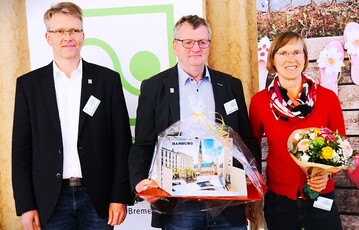 Dank fr 24 Jahre als Vize-Prsident: Rolf Meyer zu Hrste wurde aus dem Prsidium verabschiedet (v.l. VGL-Prsident Harald Kusserow, Rolf Meyer zu Hrste, Marianne Meyer zu Hrste).