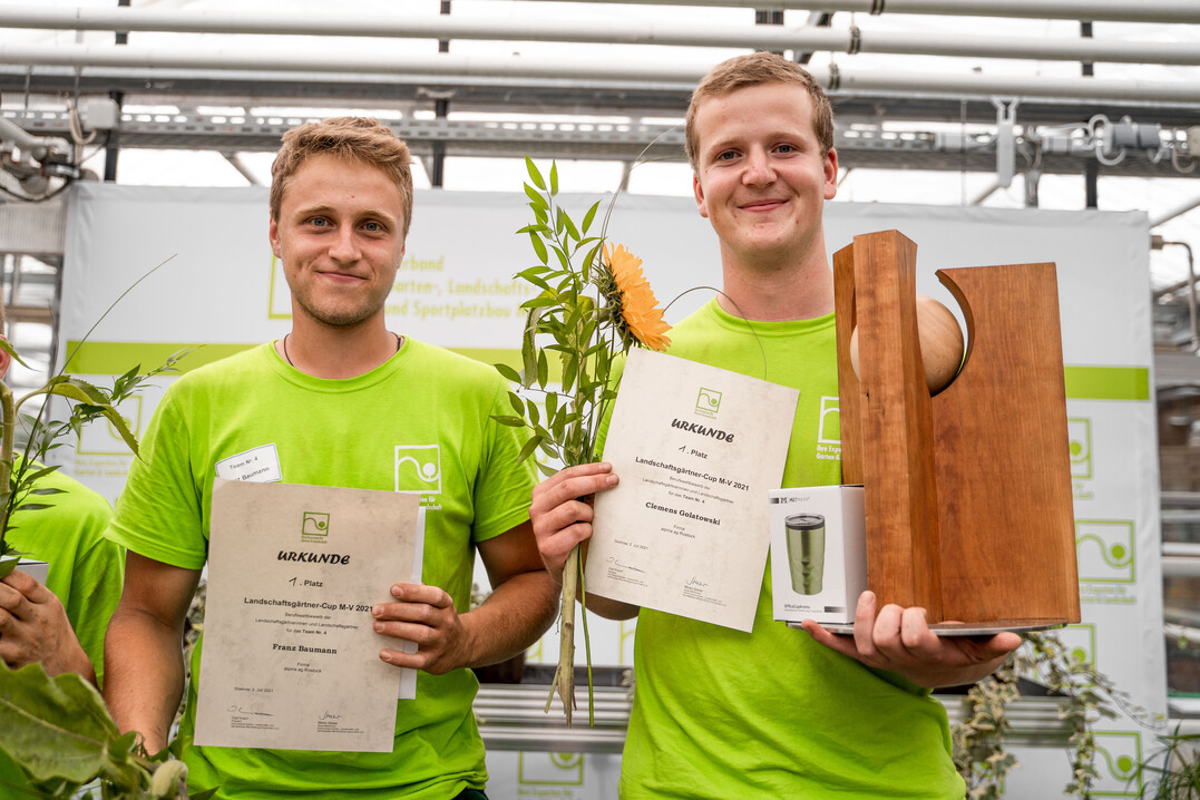 Franz Baumann (l.) und Clemens Golatowski von der alpina ag Rostock gewannen den Landschaftsgärtner-Cup.