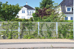 Schallschutzzaun mit Begrünung.