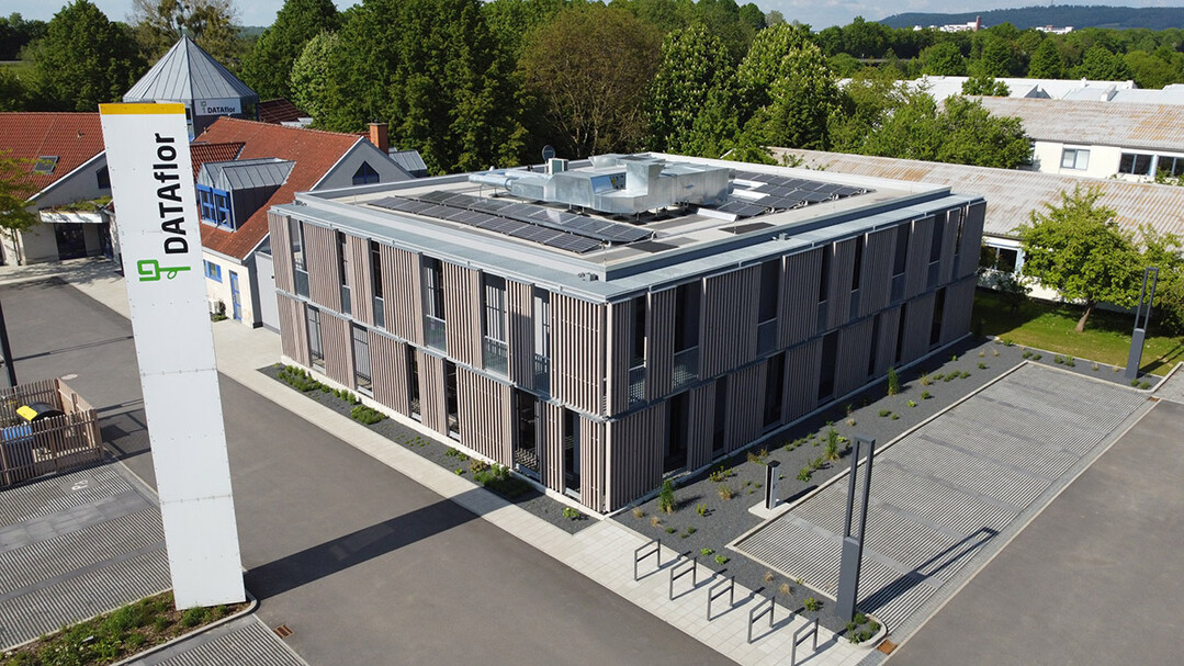 Auf dem Dach der DATAflor-Zentrale in Göttingen befinden sich Photovoltaikanlagen.