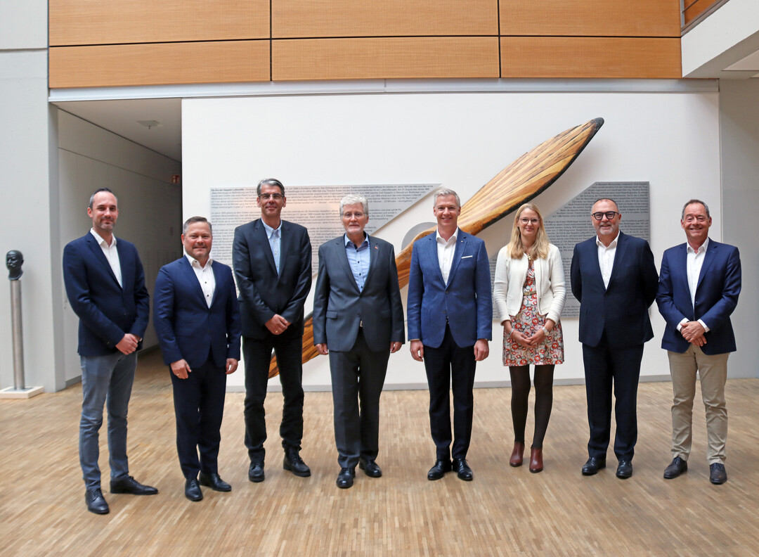 Startschuss der gemeinsamen Kooperation: Klaus Brunkhorst (Vierter von links), Geschäftsführer von Atlas Weyhausen, Niels Mansholt (Dritter von links), Vertriebsleiter von Atlas Weyhausen Region D-A-CH, Fred Cordes (Vierter von rechts), Geschäftsführer des Zeppelin Konzerns, Holger Schulz (Zweiter von links), Vorsitzender der Geschäftsführung bei Zeppelin Baumaschinen, Thomas Weber (Zweiter von rechts), Geschäftsführer für den Service bei Zeppelin Baumaschinen, Konrad Werkmann (rechts), Bereichsleiter Produktmanagement bei Zeppelin Baumaschinen, Christine Benard (Dritte von rechts), Rechtsanwältin Zeppelin Konzernrechtsabteilung, und Daniel Bauer (links), Leiter Produktmanager für kompakte Radlader bei Zeppelin Baumaschinen.