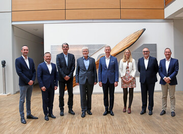 Startschuss der gemeinsamen Kooperation: Klaus Brunkhorst (Vierter von links), Geschftsfhrer von Atlas Weyhausen, Niels Mansholt (Dritter von links), Vertriebsleiter von Atlas Weyhausen Region D-A-CH, Fred Cordes (Vierter von rechts), Geschftsfhrer des Zeppelin Konzerns, Holger Schulz (Zweiter von links), Vorsitzender der Geschftsfhrung bei Zeppelin Baumaschinen, Thomas Weber (Zweiter von rechts), Geschftsfhrer fr den Service bei Zeppelin Baumaschinen, Konrad Werkmann (rechts), Bereichsleiter Produktmanagement bei Zeppelin Baumaschinen, Christine Benard (Dritte von rechts), Rechtsanwltin Zeppelin Konzernrechtsabteilung, und Daniel Bauer (links), Leiter Produktmanager fr kompakte Radlader bei Zeppelin Baumaschinen.