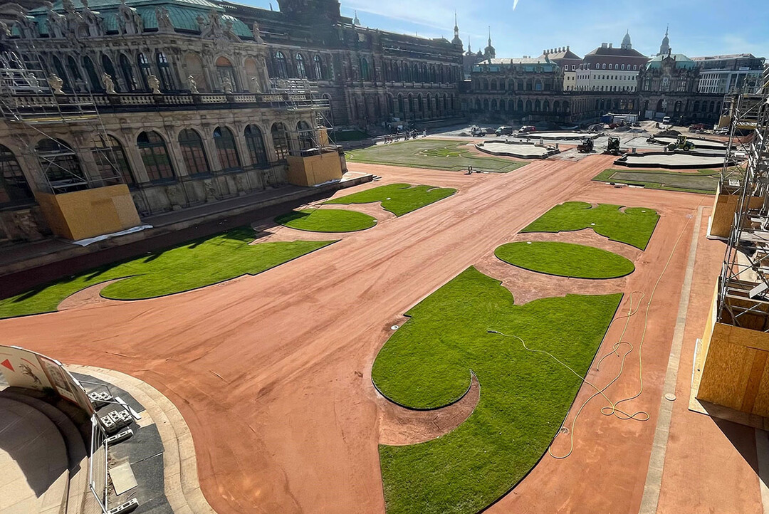 Wassergebunden, widerstandsf�hig, wirtschaftlich: Die Naturstein-Deckschicht PLAZADUR von tegra punktet am Dresdner Zwinger mit optischen und funktionalen Argumenten.
