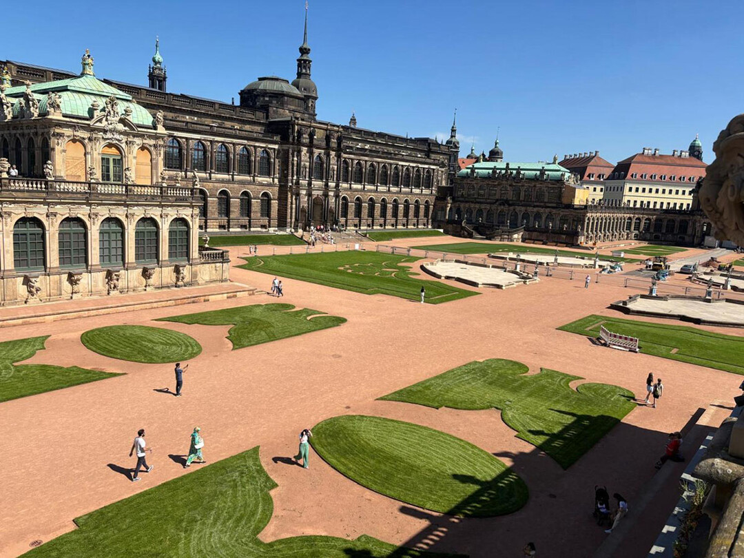 Wassergebunden, widerstandsf�hig, wirtschaftlich: Die Naturstein-Deckschicht PLAZADUR von tegra punktet am Dresdner Zwinger mit optischen und funktionalen Argumenten.